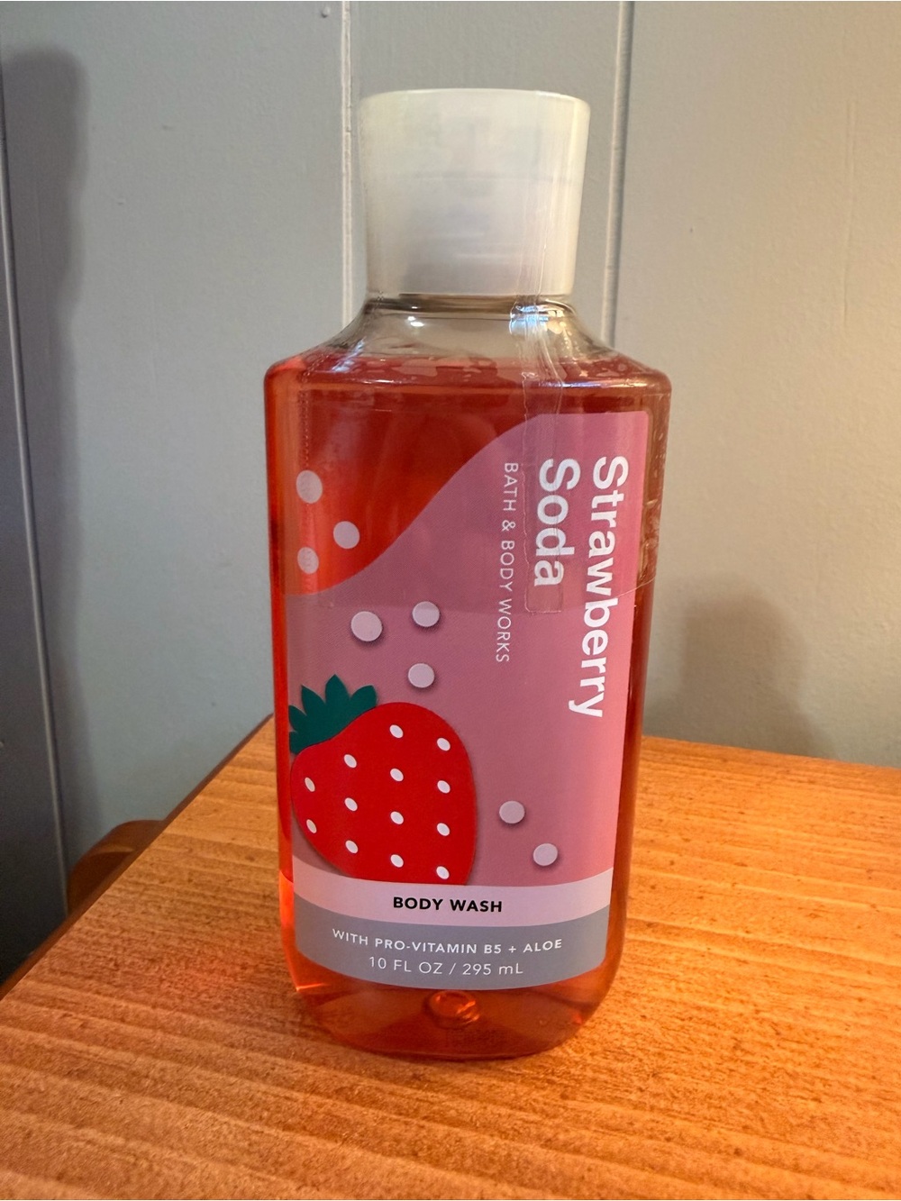 Bath & Body Works Strawberry Soda Body Wash - Pink & Red
